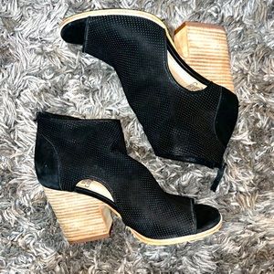 Fashionable Vince Camuto open toed booties.